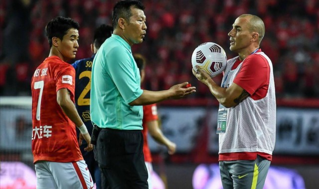  VAR争议判罚频发，英超裁判组遭质疑  