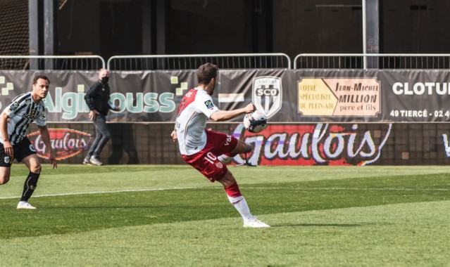  里昂主场惨败尼斯，防守漏洞暴露主帅承压  