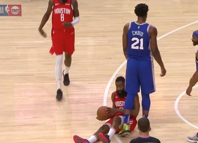  恩比德内线翻江倒海，76人轻取尼克斯稳居东部前三